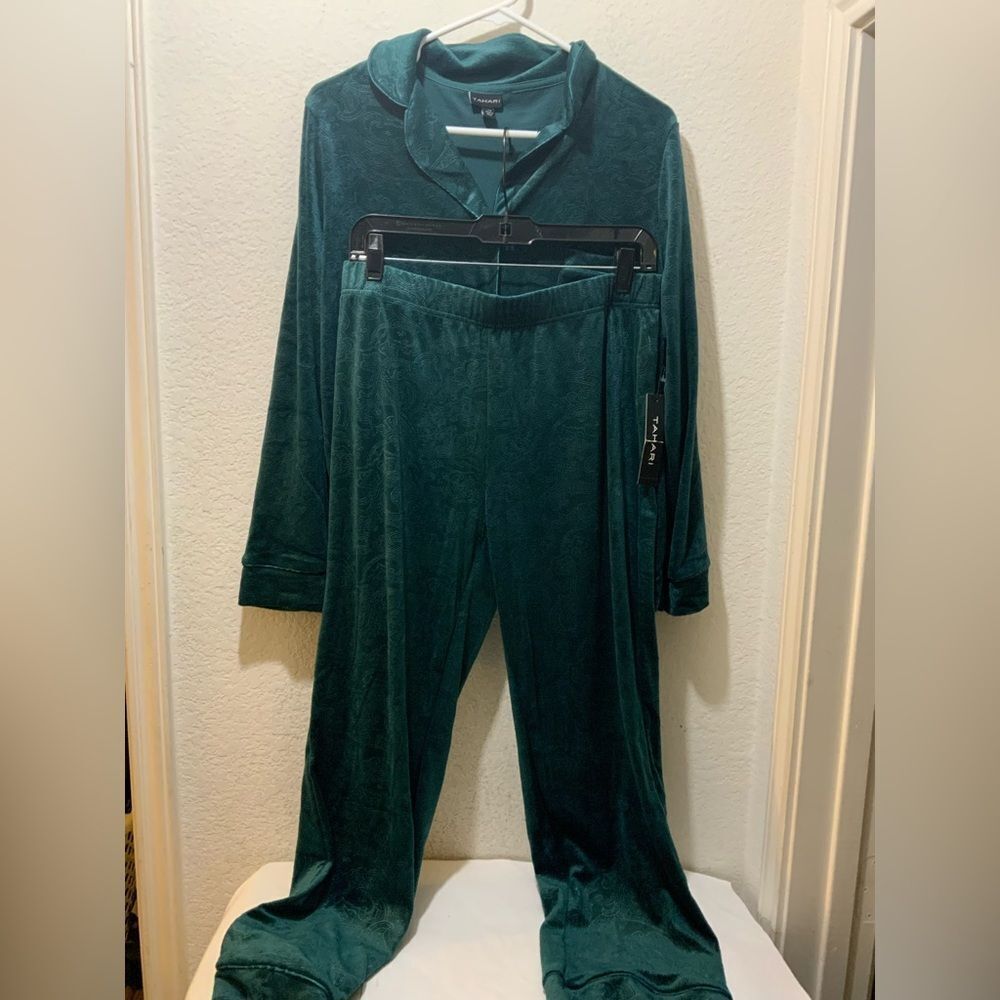 TAHARI Women's Pajama Set including Long Sleeve Notch Collar Button-Up Top M